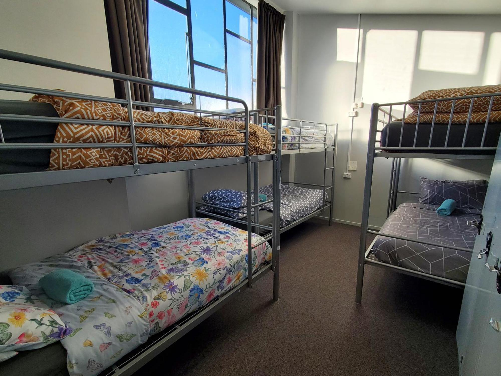 Hostel Urbanz Christchurch Exteriér fotografie A room at the hostel