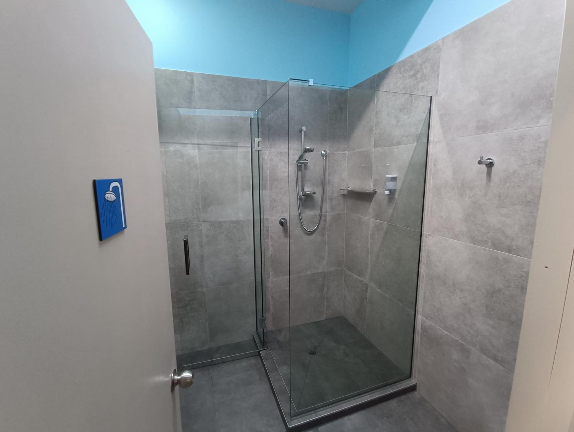 Hostel Urbanz Christchurch Exteriér fotografie A shower cubicle