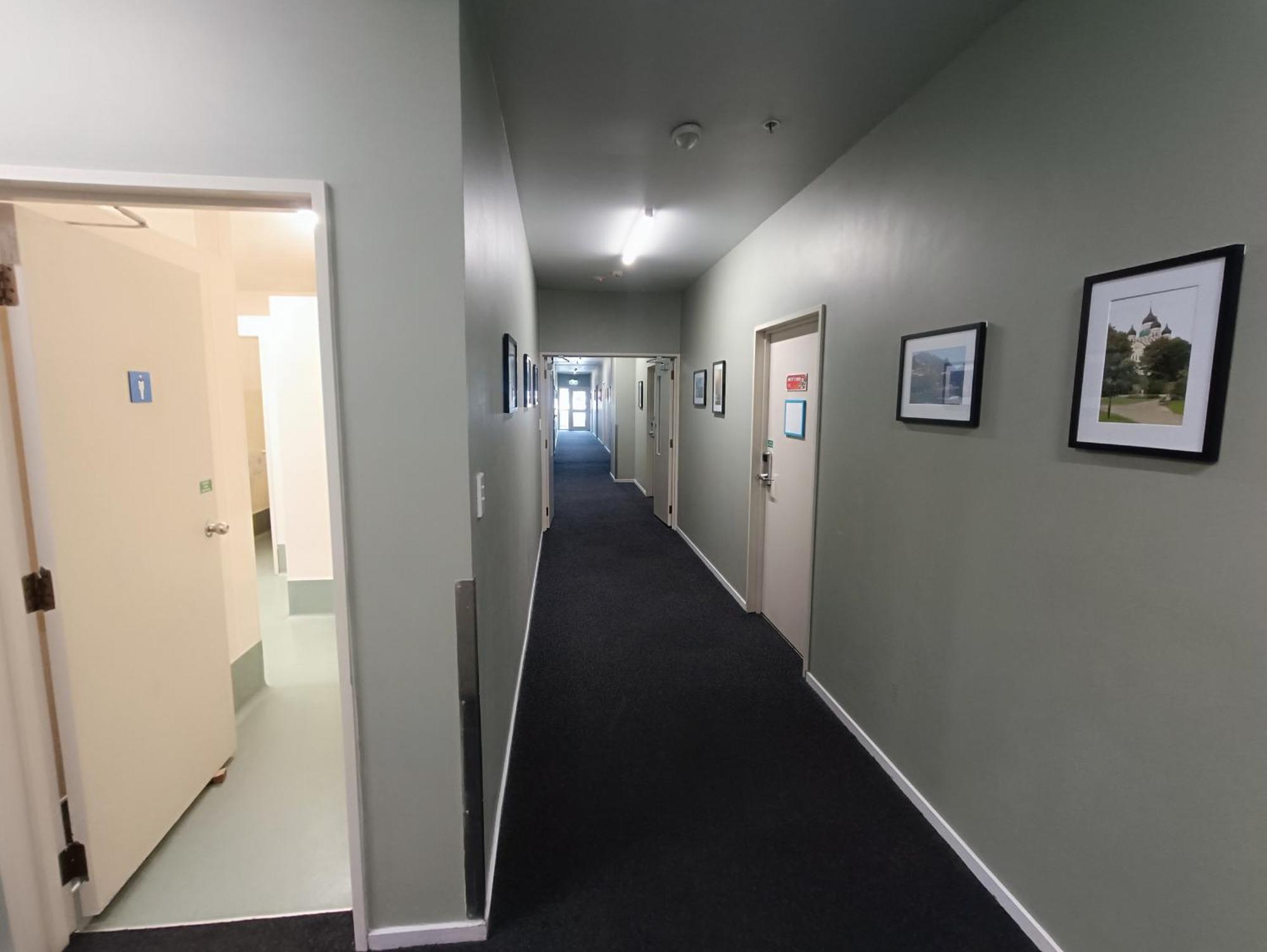 Hostel Urbanz Christchurch Exteriér fotografie A corridor at the University of Waikato's E H Turbott Residence