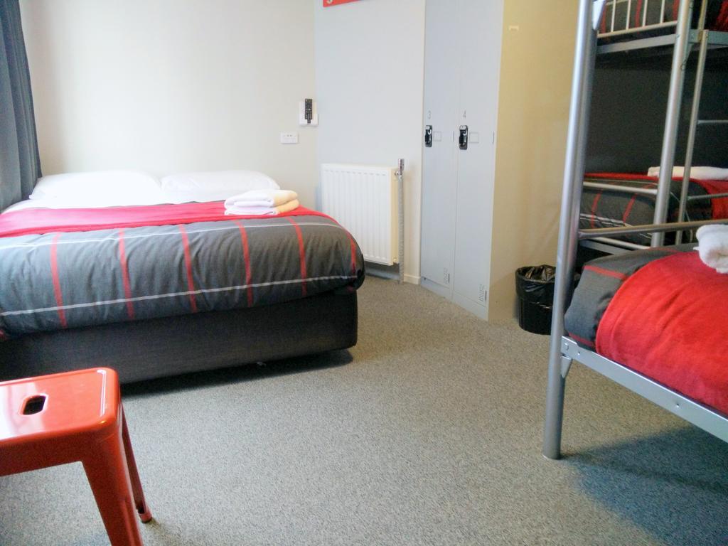Hostel Urbanz Christchurch Exteriér fotografie A typical room at a hostel