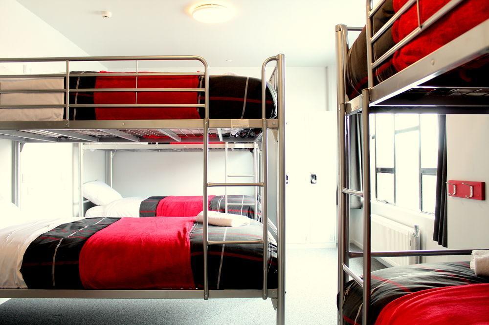 Hostel Urbanz Christchurch Exteriér fotografie A typical room at a youth hostel