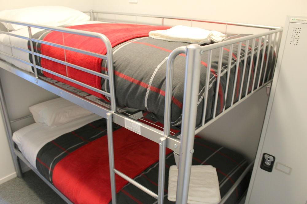 Hostel Urbanz Christchurch Exteriér fotografie A bunk bed