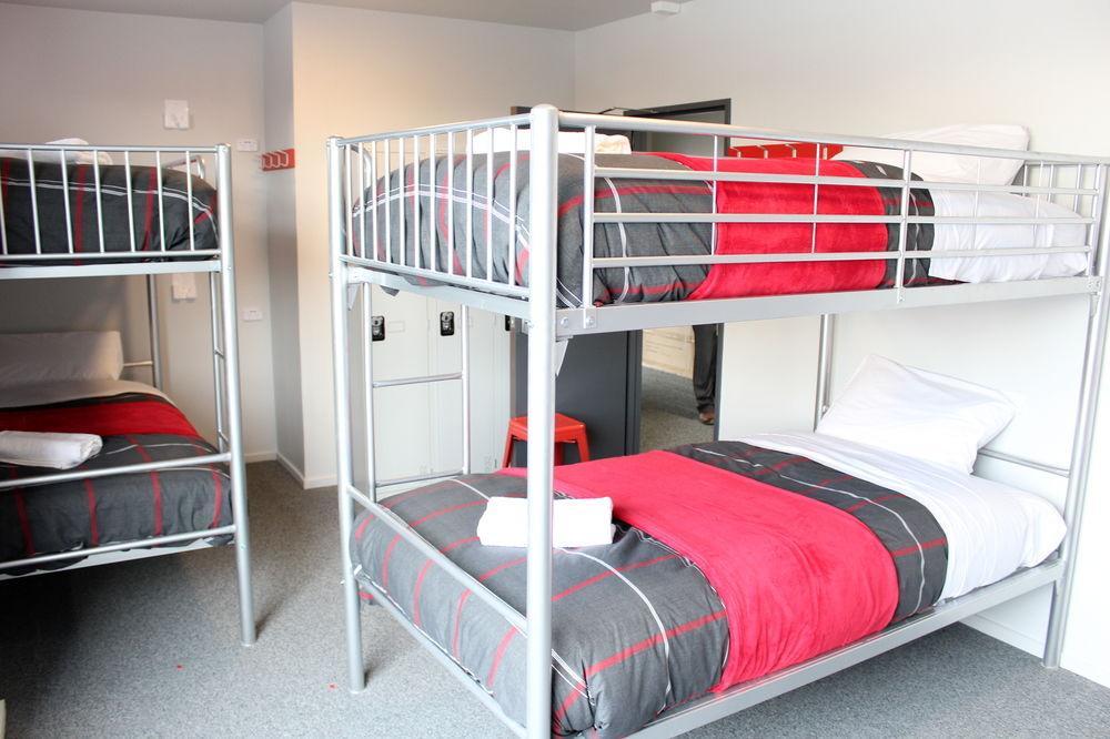 Hostel Urbanz Christchurch Exteriér fotografie A typical room at the hotel
