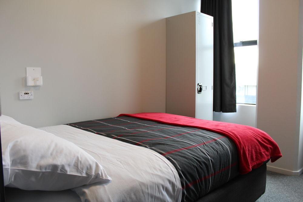 Hostel Urbanz Christchurch Exteriér fotografie A bedroom at the University of Nottingham's Jubilee Hall