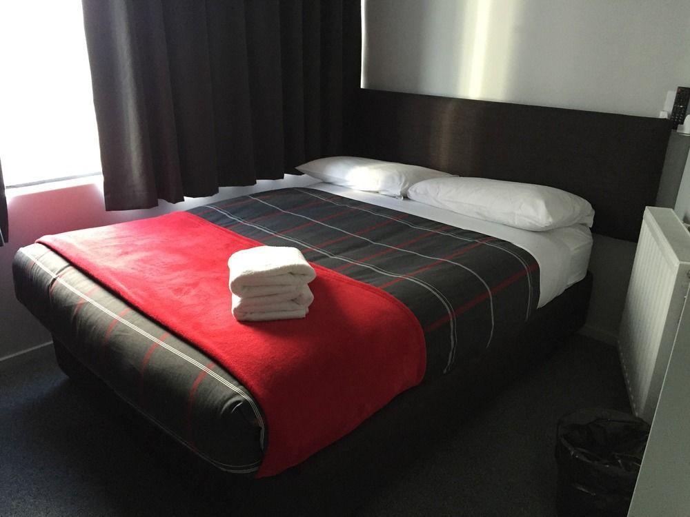 Hostel Urbanz Christchurch Exteriér fotografie A typical room at the hotel
