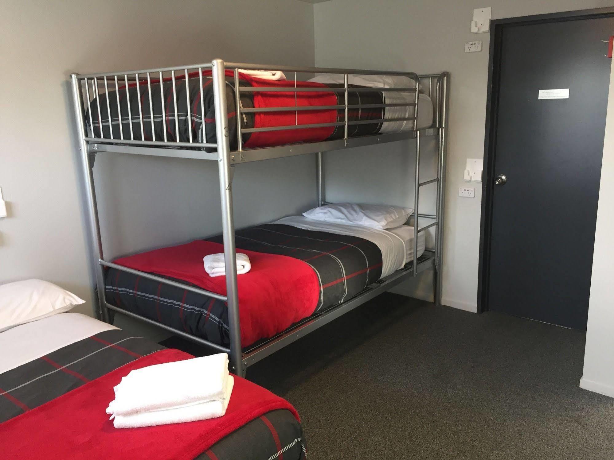 Hostel Urbanz Christchurch Exteriér fotografie A bunk bed in a hostel