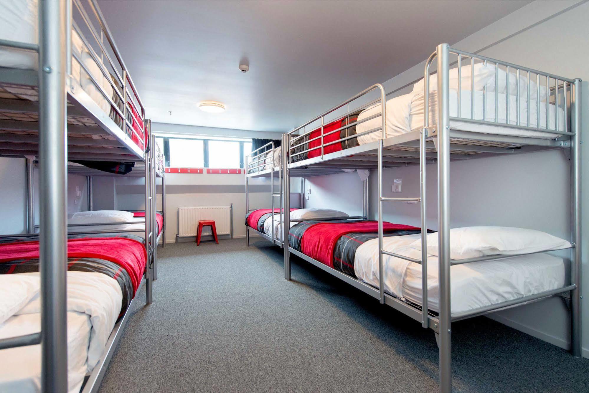 Hostel Urbanz Christchurch Exteriér fotografie A typical room at a youth hostel