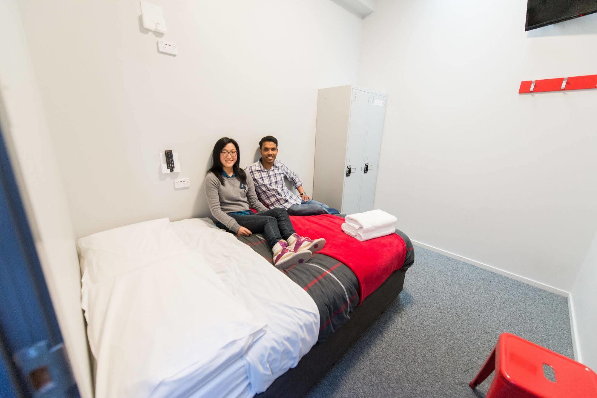 Hostel Urbanz Christchurch Exteriér fotografie A room at the hotel