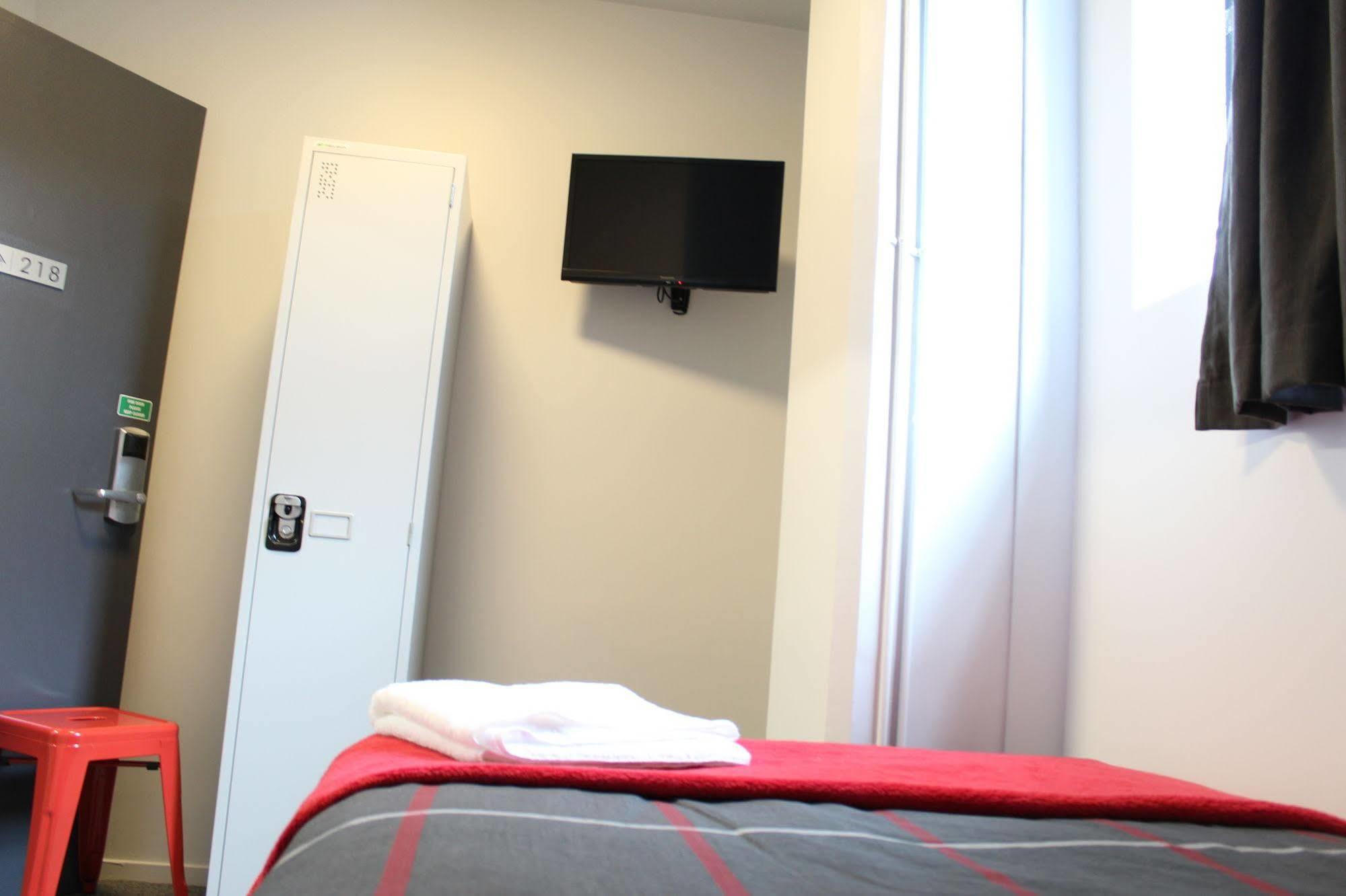 Hostel Urbanz Christchurch Exteriér fotografie A room at a B&B hotel in Paris
