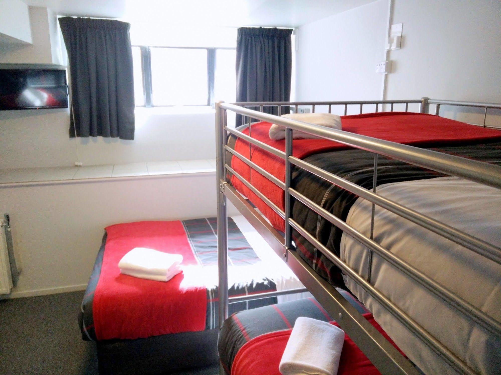 Hostel Urbanz Christchurch Exteriér fotografie A typical room at the hotel