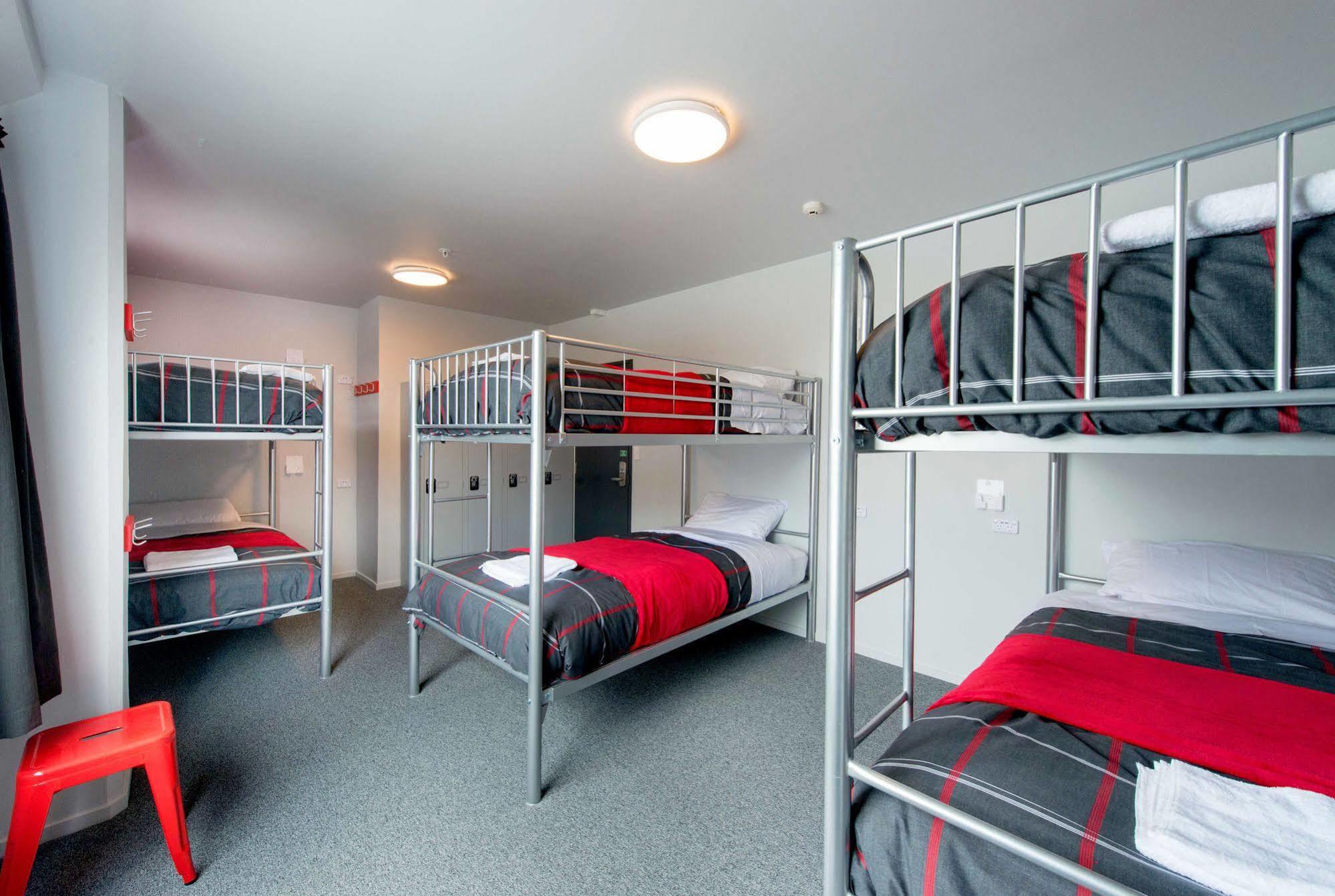 Hostel Urbanz Christchurch Exteriér fotografie A typical room at a backpackers' hostel in Australia