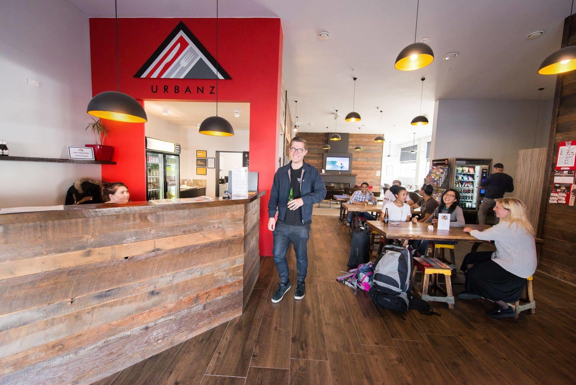 Hostel Urbanz Christchurch Exteriér fotografie The Urbanz Cafe