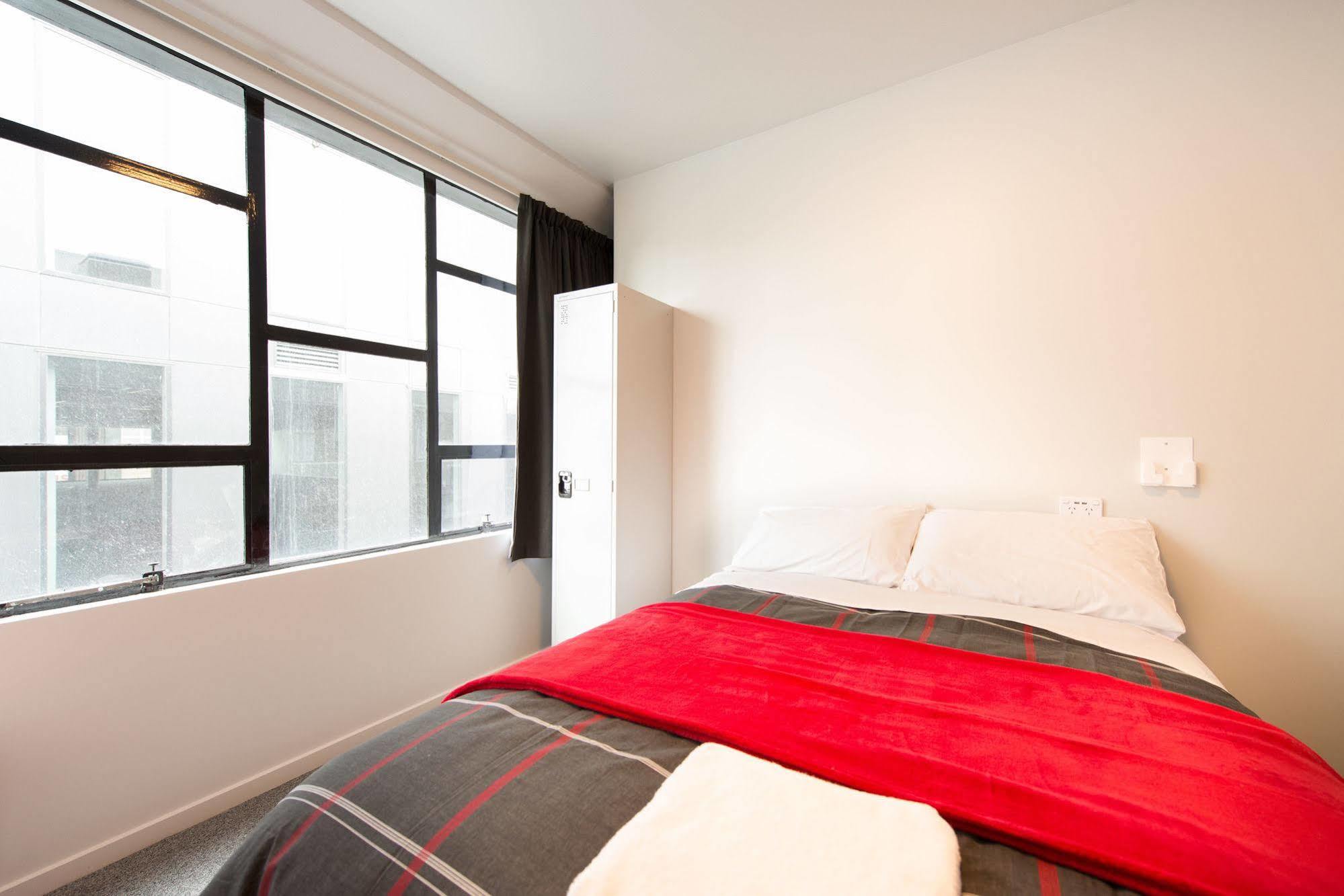 Hostel Urbanz Christchurch Exteriér fotografie A typical room at the hotel