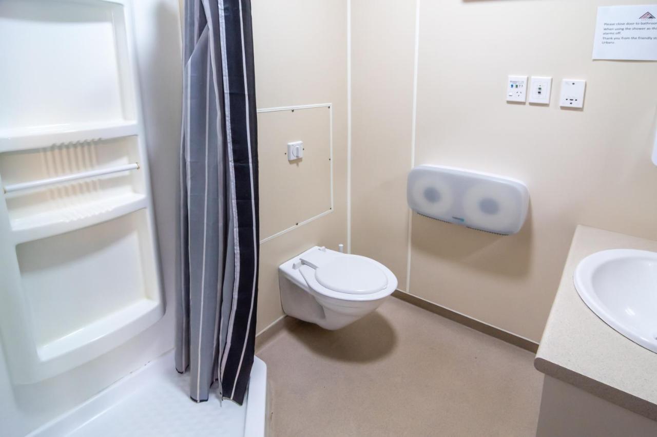 Hostel Urbanz Christchurch Exteriér fotografie A typical bathroom in a student flat