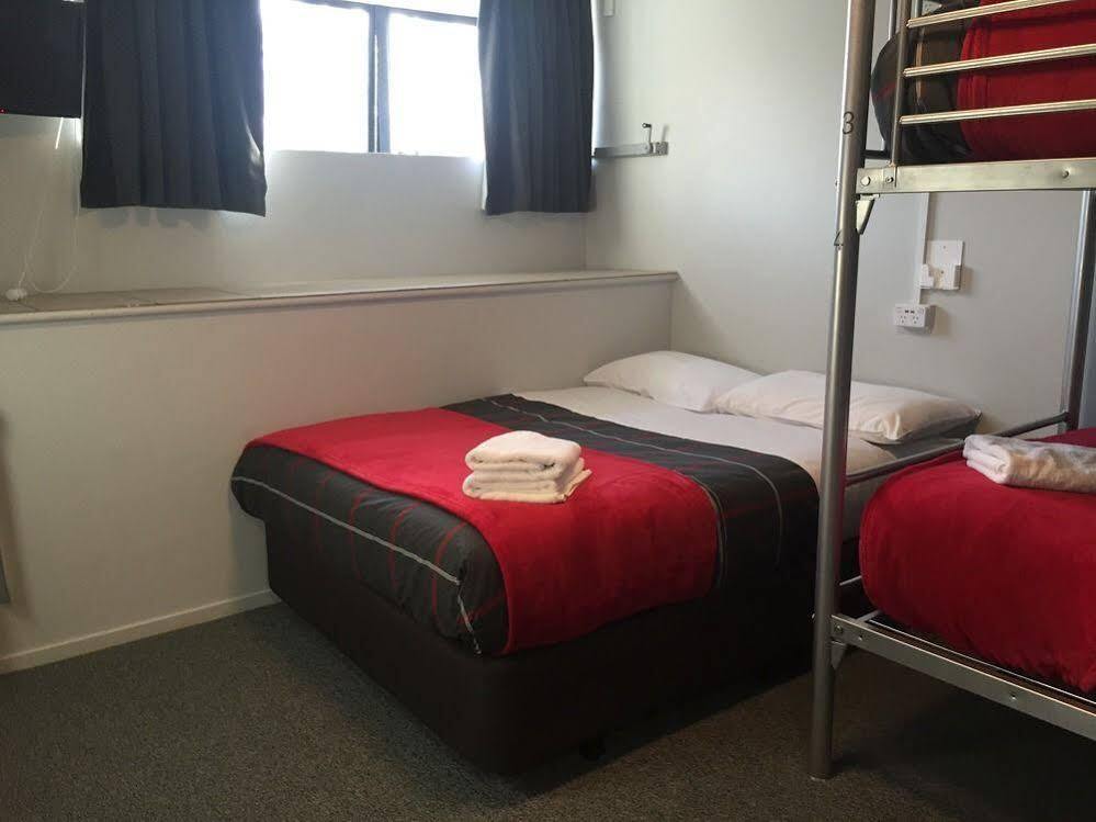 Hostel Urbanz Christchurch Exteriér fotografie A room at the YHA in Dunedin, New Zealand